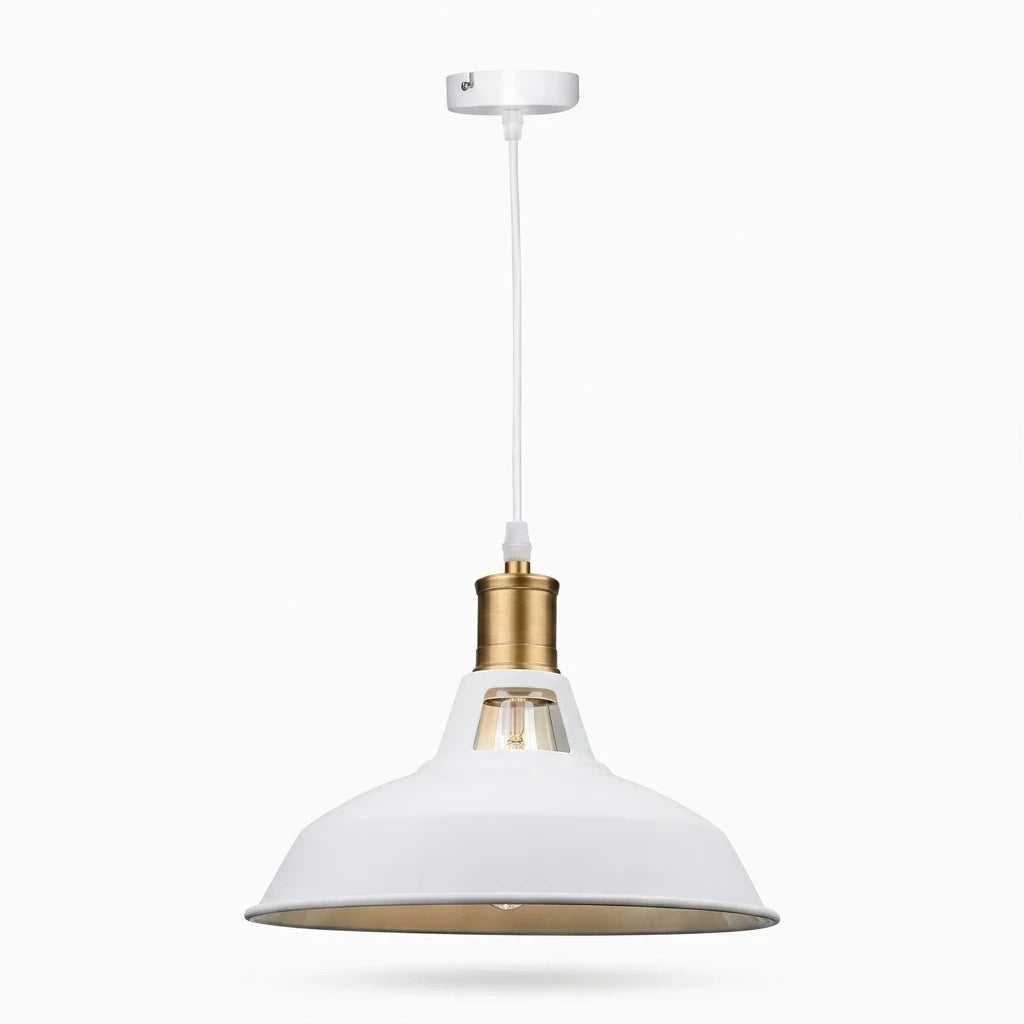Lampe suspendue industrielle installée en cuisine, diffusant un éclairage direct et concentré