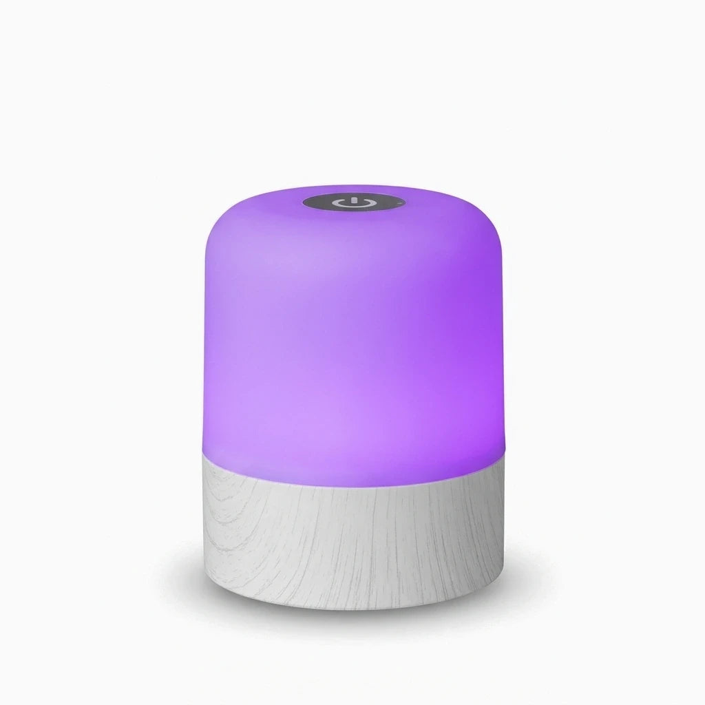 Petite veilleuse rechargeable portative en mode couleur RVB posée sur un plan de travail