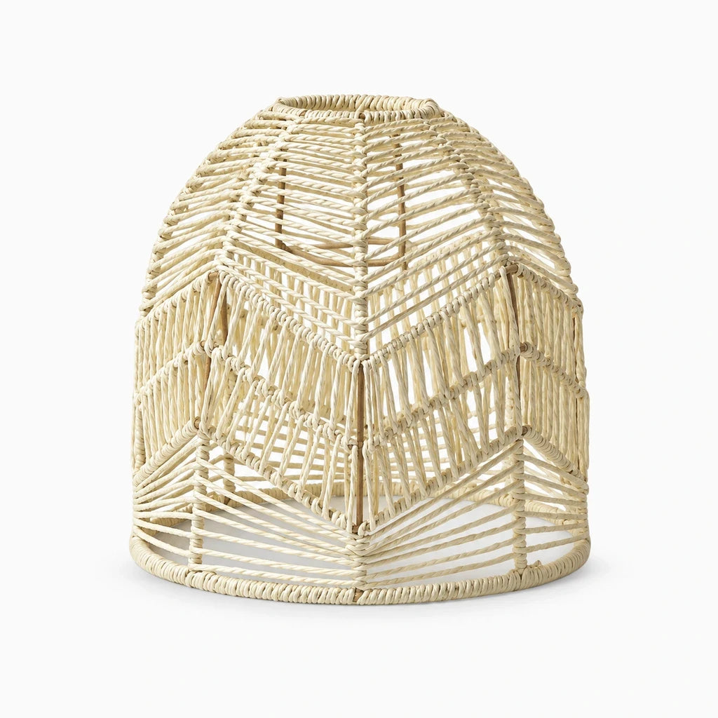 Suspension luminaire au plafond en bambou et papier tressé, éclairage tamisé au-dessus d'un coin repas
