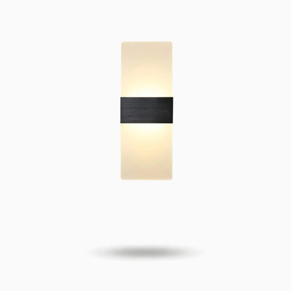 Applique murale design diffusant une lumière LED douce et homogène sur un mur clair