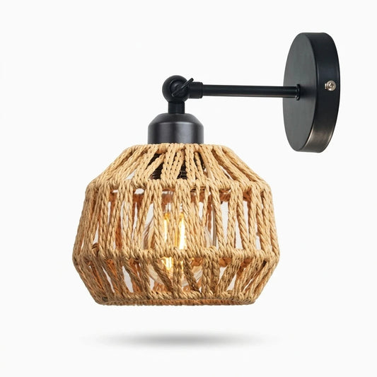 Applique murale bambou avec structure en rotin tressé diffusant une lumière chaude