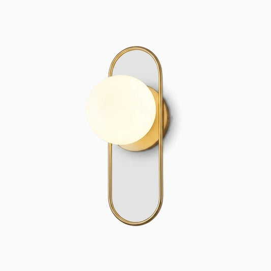 Applique murale au verre givré et structure épurée, diffusant une lumière douce adaptée aux intérieurs modernes