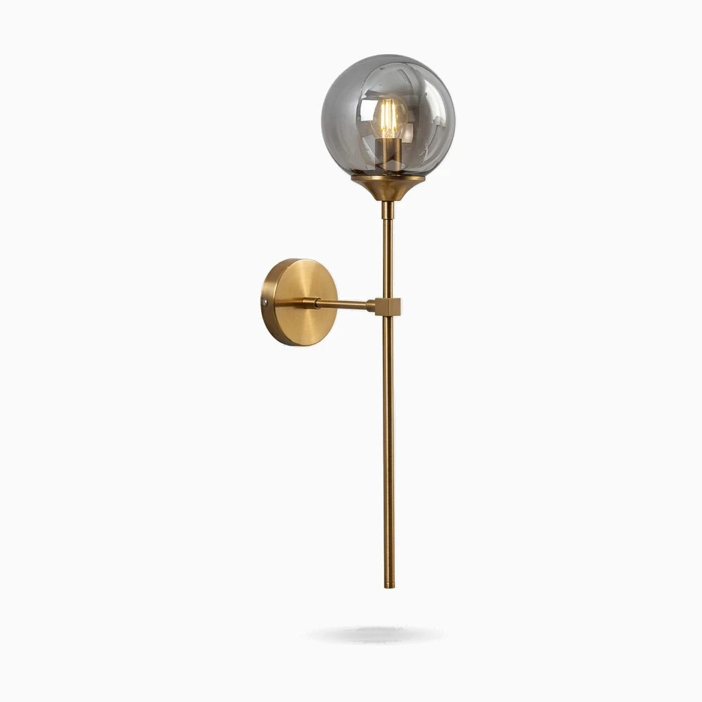 Applique murale moderne avec globe en verre ambre et monture dorée brillante