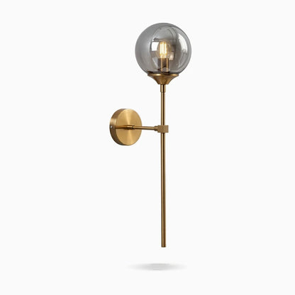 Applique murale moderne avec globe en verre ambre et monture dorée brillante