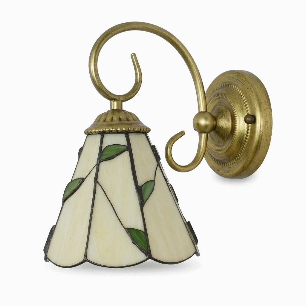 Applique murale tiffany avec abat-jour en verre coloré aux motifs floraux et feuillus diffusant une lumière douce