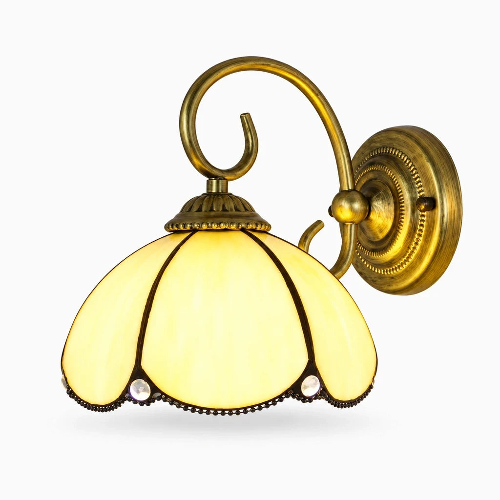 Applique tiffany teinte verte projetant des reflets lumineux sur le mur d'une chambre