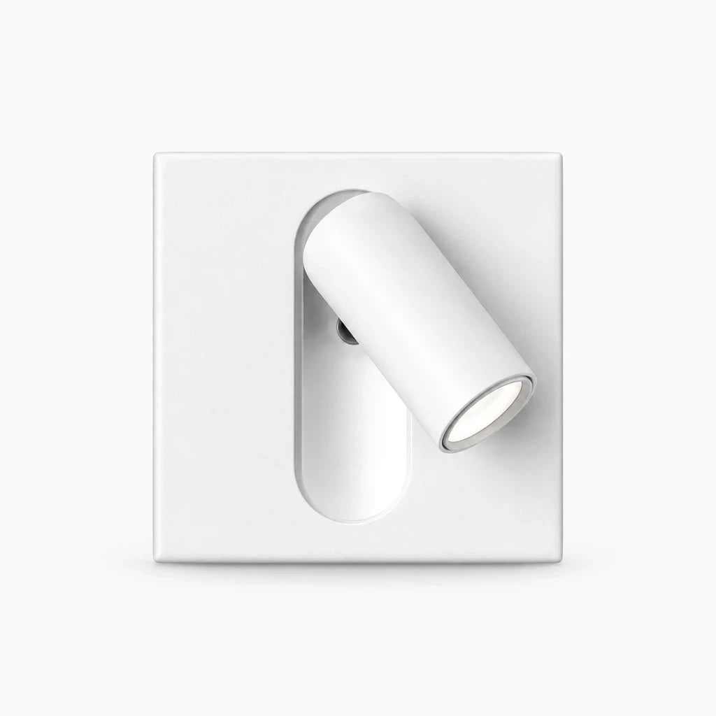 Applique murale teinte dorée avec bras ajustable, installée en tant que lampe de lecture de chambre à coucher