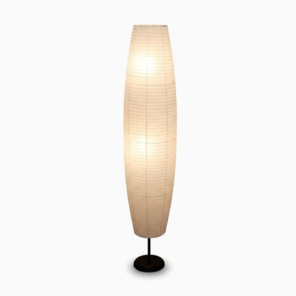 Abat-jour haut et épuré pour lampadaire, diffusant une lumière douce et tamisée en salon