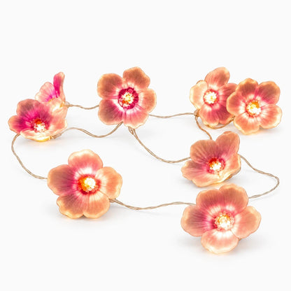 Guirlande lumineuse fleur alimentée par batterie sans fil sur une étagère décorée