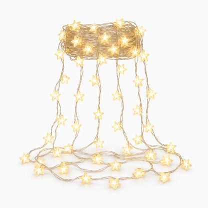 Détail du fil textile de la guirlande lumineuse lit cabane avec étoiles diffusant une lumière douce et chaleureuse