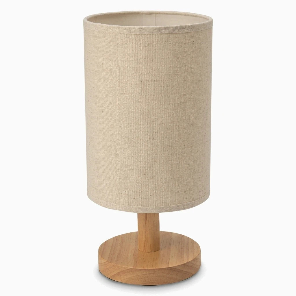 Lampe à poser bois avec abat-jour cylindrique et pied en bois clair sur table de nuit