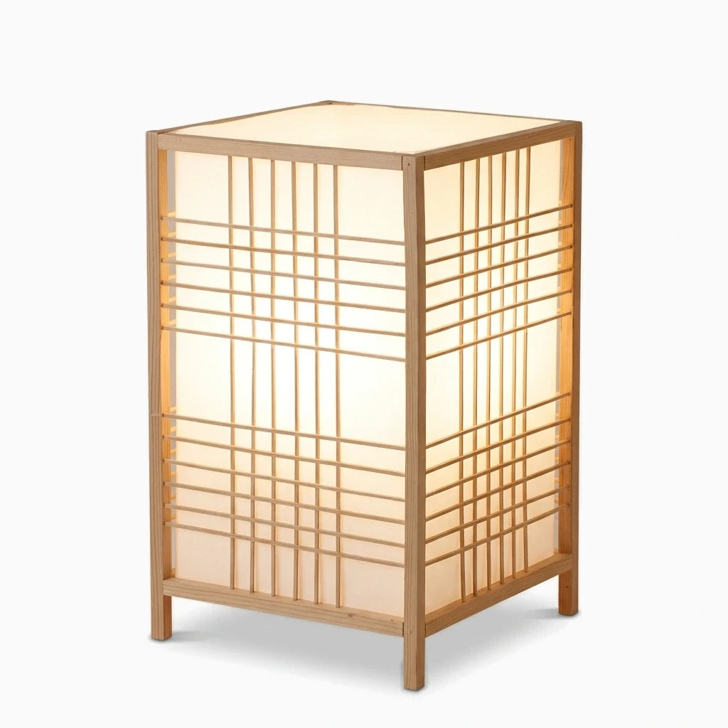 Lampe bambou aux fibres tressées diffusant une lumière douce sur un bureau