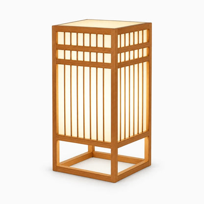 Lampe en bambou compacte posée sur table de chevet, éclairage ponctuel et chaleureux