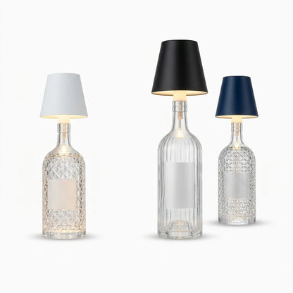 Bouteille en lampe rechargeable posée sur terrasse diffusant lumière douce
