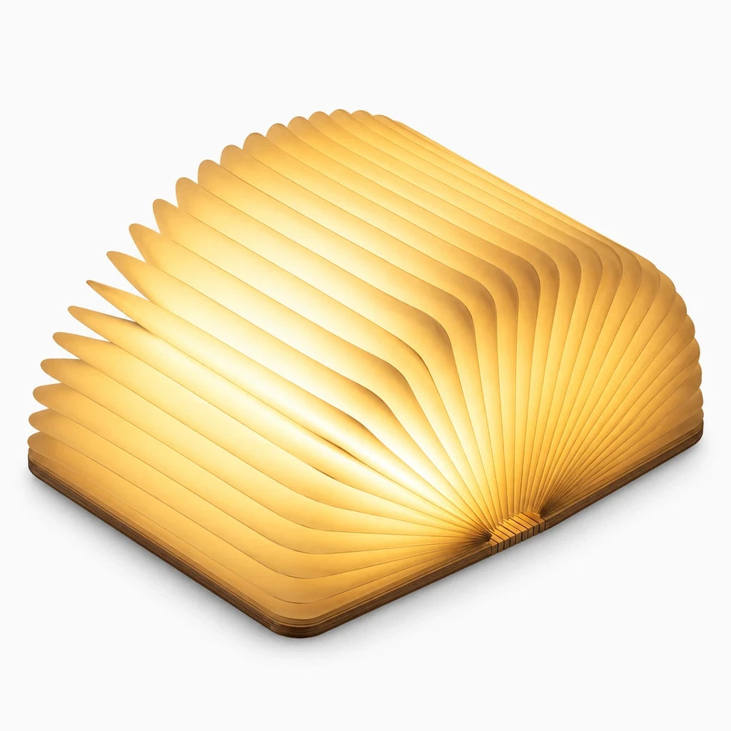 Veilleuse LED compacte en bois sur table de chevet enfant, rechargeable par USB, teinte chaude