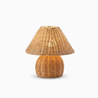 Lampe de chevet en bambou tressé avec abat-jour blanc diffusant une lumière douce sur table de nuit