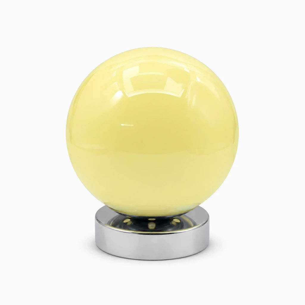 Lampe de chevet en verre avec silhouette arrondie et teinte translucide diffusant une lumière chaude