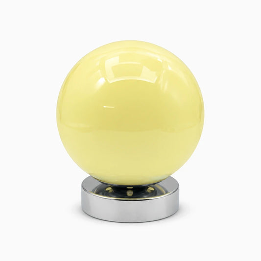 Lampe de chevet en verre avec silhouette arrondie et teinte translucide diffusant une lumière chaude
