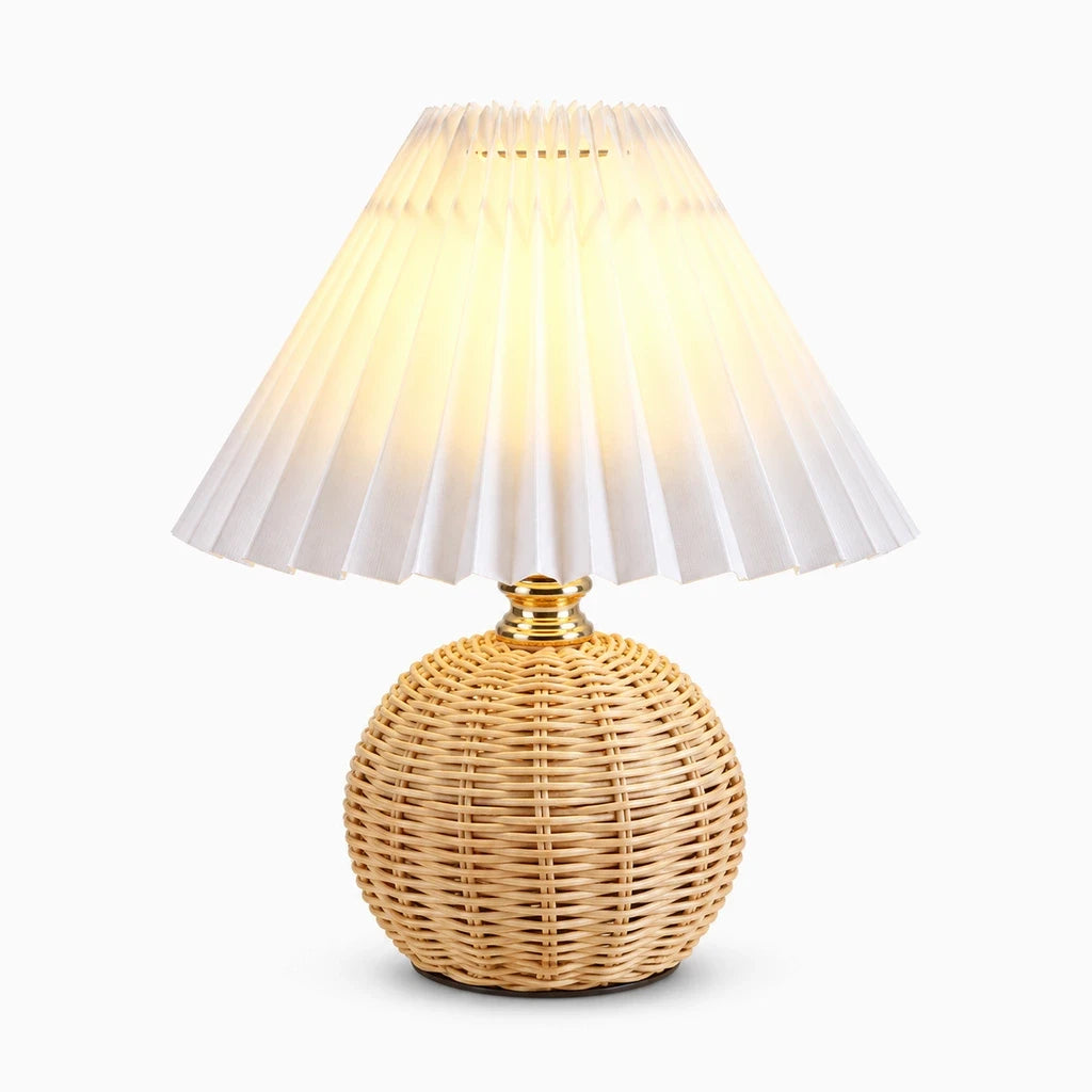 Lampe de chevet rétro avec base en rotin et abat-jour plissé crème sur table de nuit