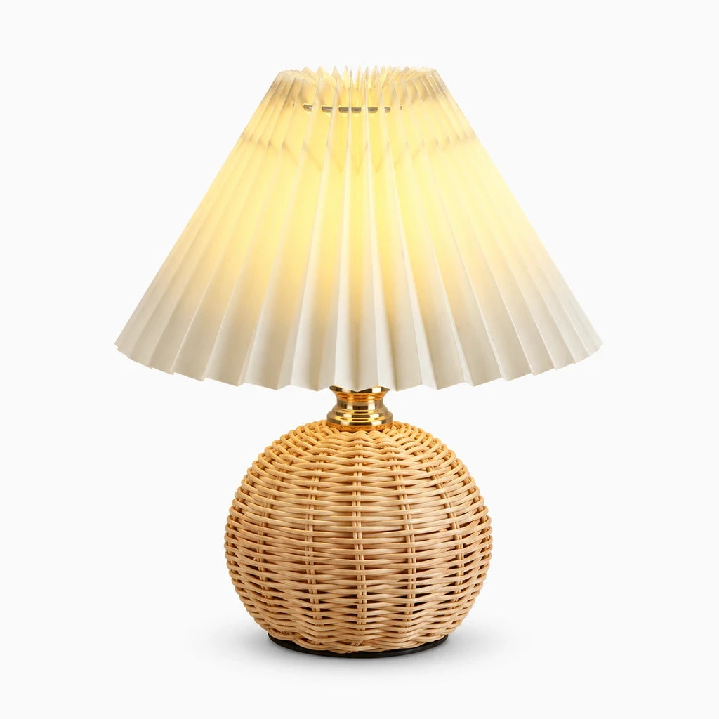 Détail de l'abat-jour plissé en tissu de la lampe de chevet rétro avec éclairage chaleureux