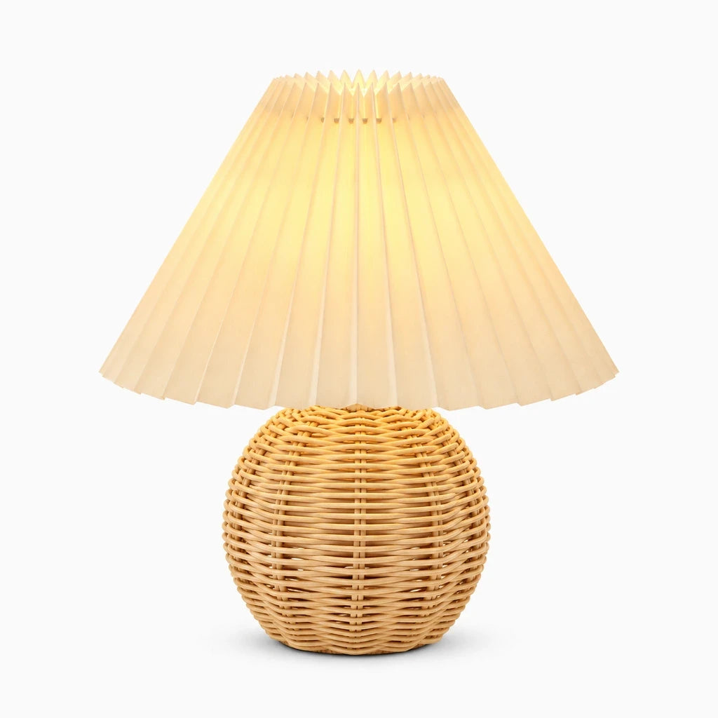 Lampe de chevet rétro allumée diffusant une lumière douce sur mobilier de salon