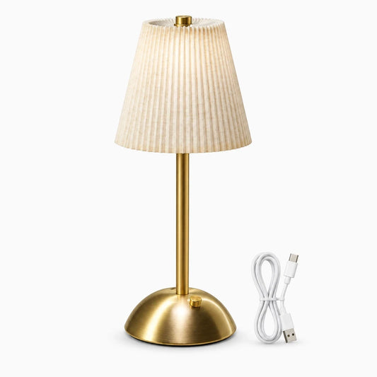 Lampe de chevet sans fil rechargeable au pied plissé diffusant une lumière d'appoint sur table de nuit