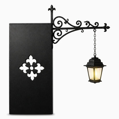 Lampe étagère LED à silhouette lanterne miniature, diffusant une lumière chaude entre les livres et objets de décoration