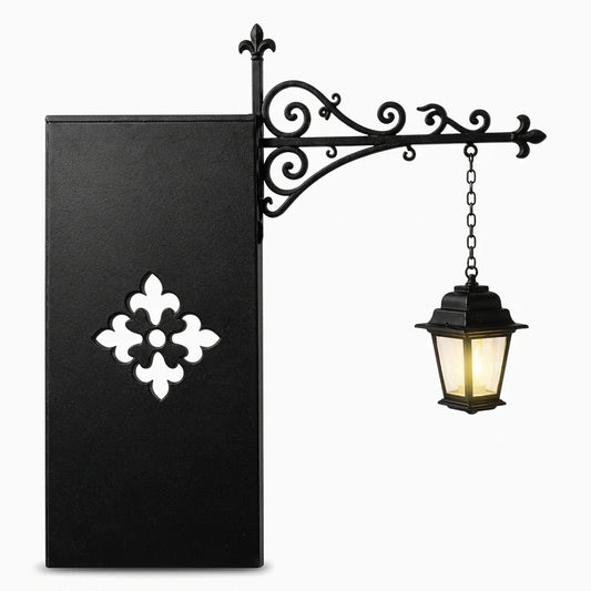 Lampe étagère LED à silhouette lanterne miniature, diffusant une lumière chaude entre les livres et objets de décoration