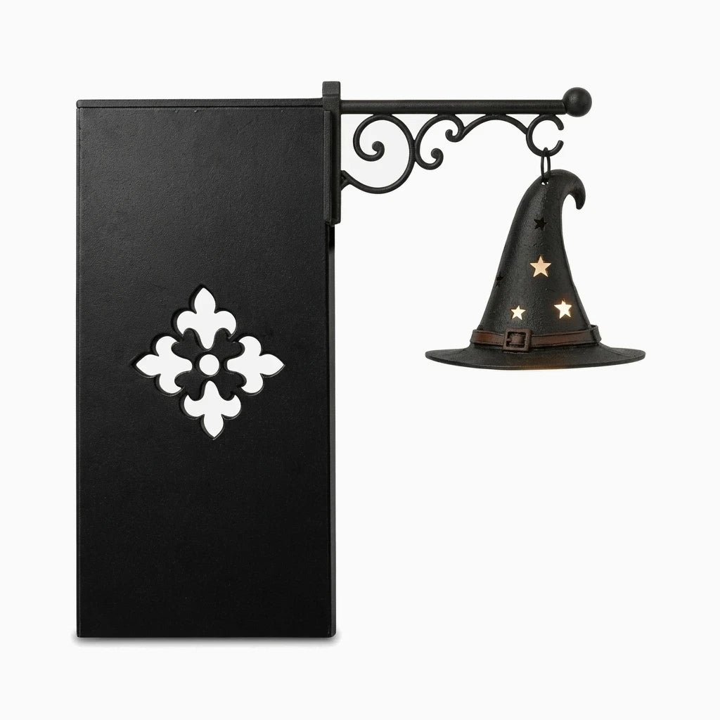 Petite lampe étagère posée sur une bibliothèque, créant une ambiance accueillante dans un coin lecture