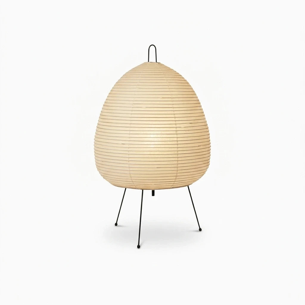 Lampes japonaises papier présentant leur silhouette organique et leur diffusion lumineuse délicate