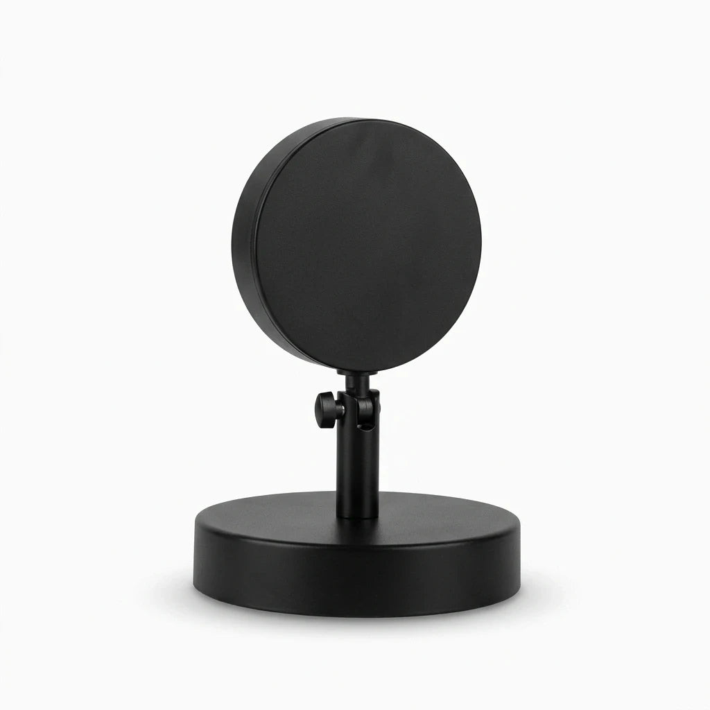 Lampe lunaire diffusant une lumière orangée douce sur table de chevet