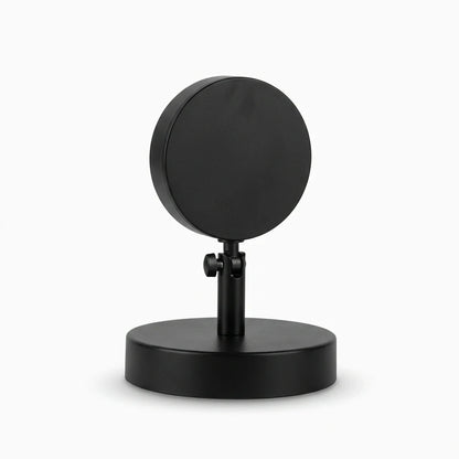 Lampe lunaire diffusant une lumière orangée douce sur table de chevet