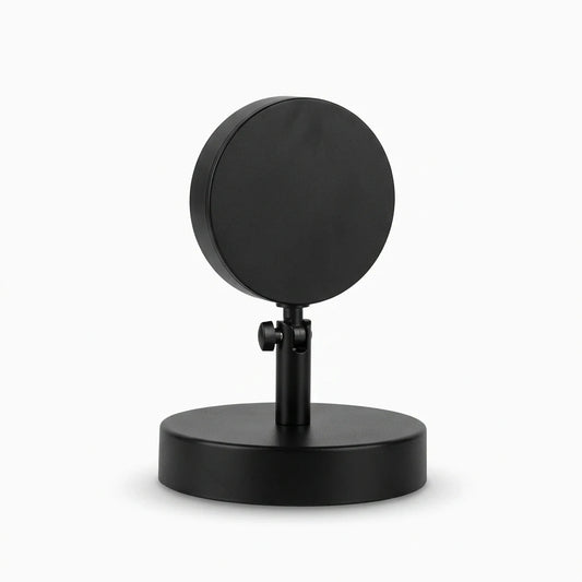 Lampe lunaire diffusant une lumière orangée douce sur table de chevet