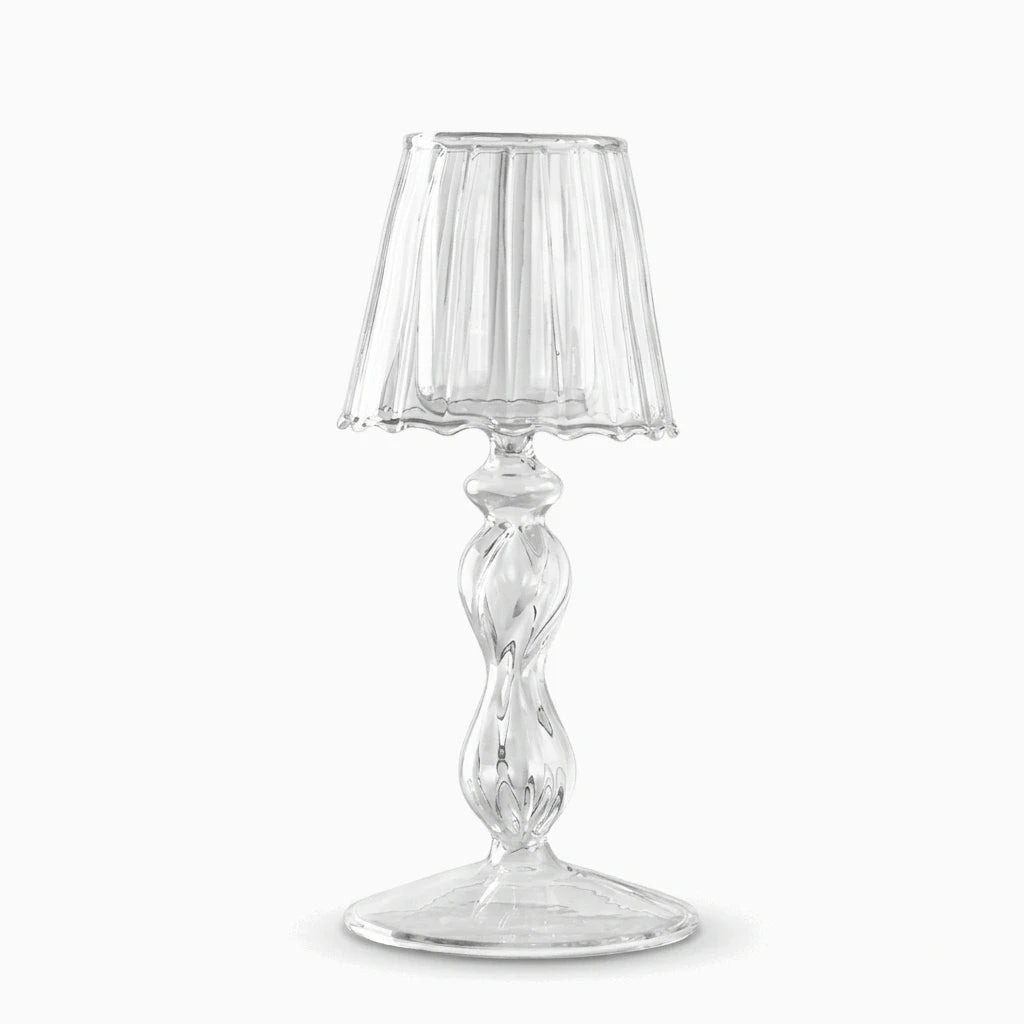 Bougeoir en verre strié captant la lumière de la flamme à travers ses rainures
