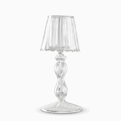 Bougeoir en verre strié captant la lumière de la flamme à travers ses rainures