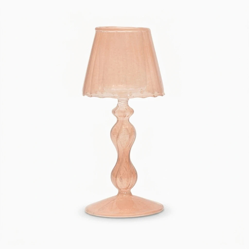 Support à bougie décoratif en verre sculpté, silhouette élégante sur table