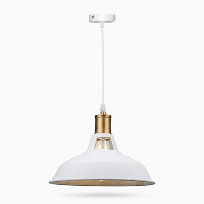 Lampe suspendue industrielle installée en cuisine, diffusant un éclairage direct et concentré