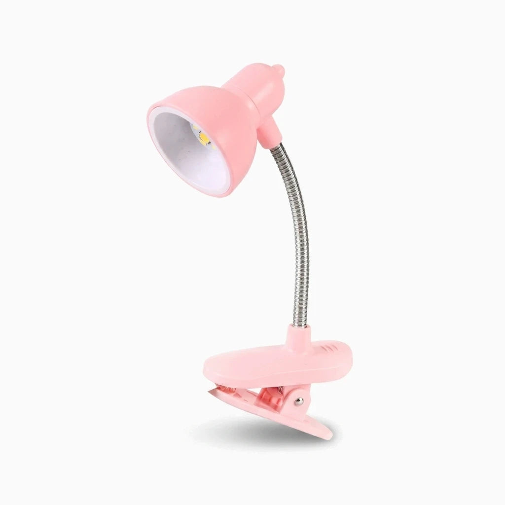 Lampe sur pince avec clip ajustable, fixée sur le bord d'un bureau blanc, diffusant une lumière chaude
