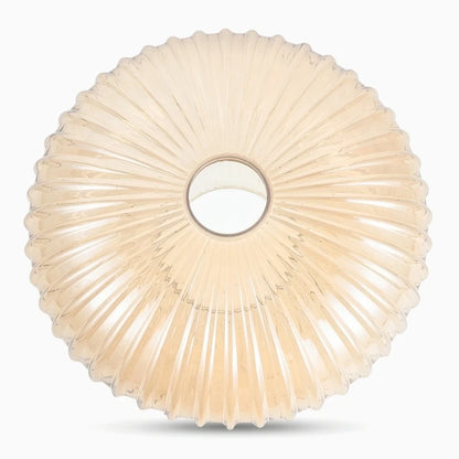 Lustre moderne en cristal orange diffusant une lumière chaleureuse dans un salon