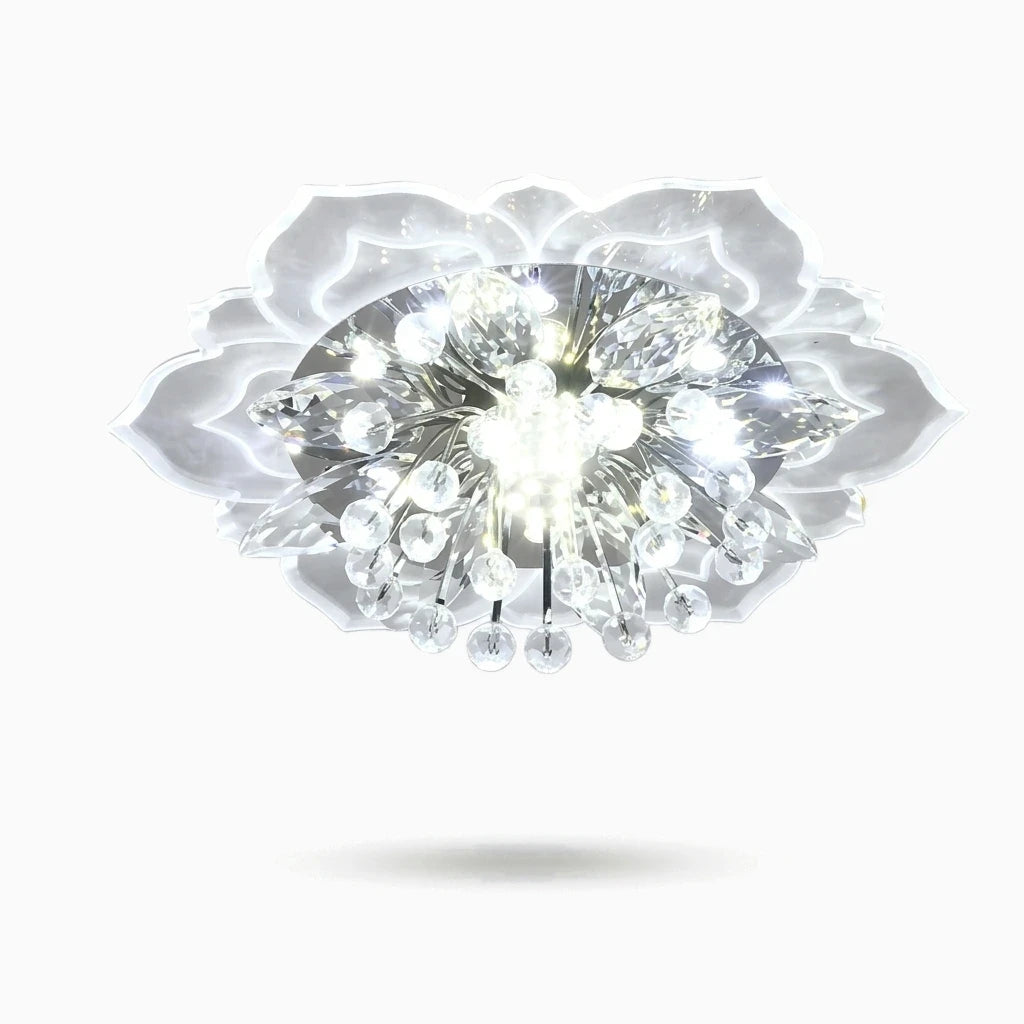 Détail du plafonnier fleur en cristal capturant la clarté homogène de la LED intégrée