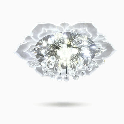 Détail du plafonnier fleur en cristal capturant la clarté homogène de la LED intégrée