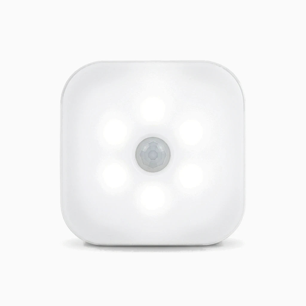 Veilleuse de nuit en ehpad activée, émettant une lumière LED douce dans un couloir