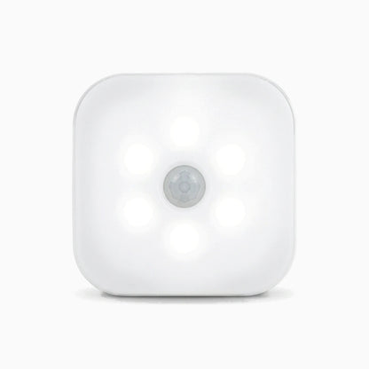 Veilleuse de nuit en ehpad activée, émettant une lumière LED douce dans un couloir