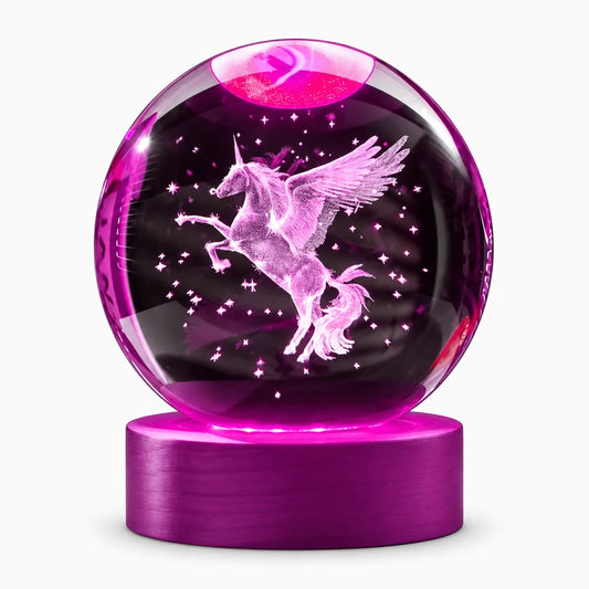 Veilleuse licorne avec boule de cristal gravée au laser et socle en bois lumineux diffusant une lumière multicolore