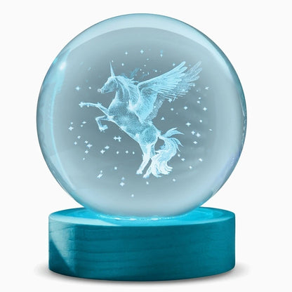 Boule de cristal licorne avec motif en trois dimensions capturant la lumière de la base lumineuse